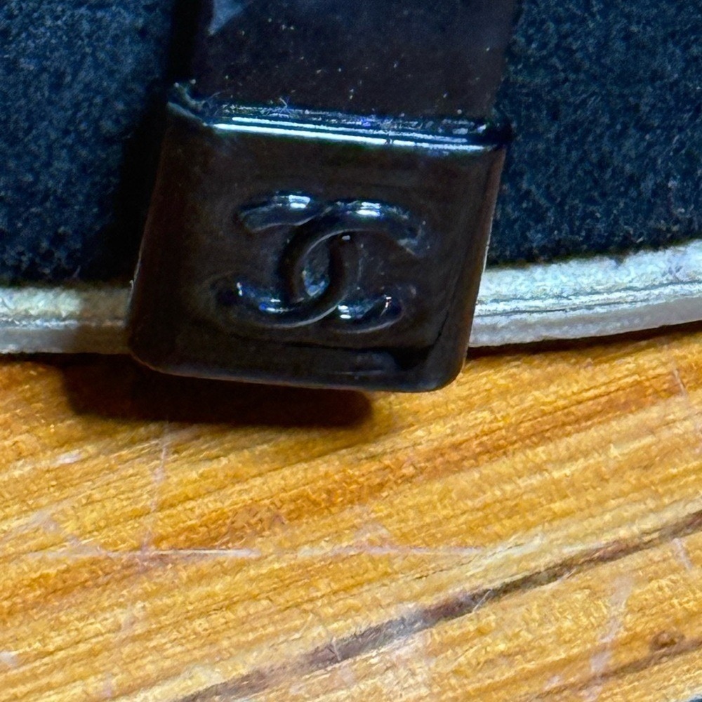 CHANEL CC Logo Vintage Two Tone Mary Jane Heel, Suede, Patent Leather, EU 37.5 - Picture 13 of 16